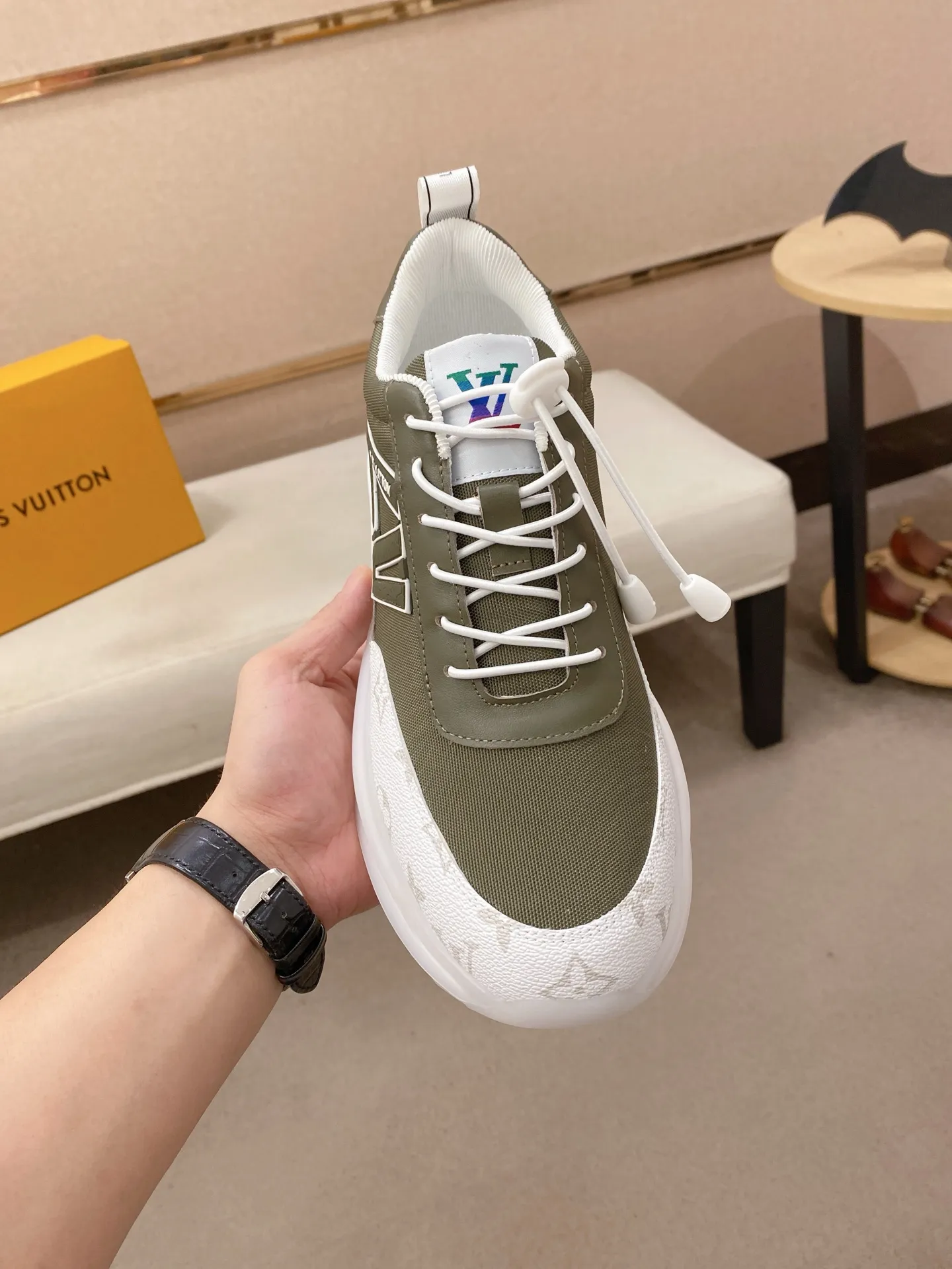 Factory price: 462💰🎉🎉LV~Louis Vuitton trendy men's shoes, new shipments, latest matching, the same style as the official website, super high quality, hot sales of the season [strong][strong][strong]Selected first-layer cowhide, comfortable cowhide lining, original last, comfortable on the feet, wear-resistant rubber outsole, size: 38-44.